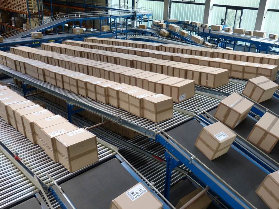 Boxes moving on conveyor lines in a distribution warehouse